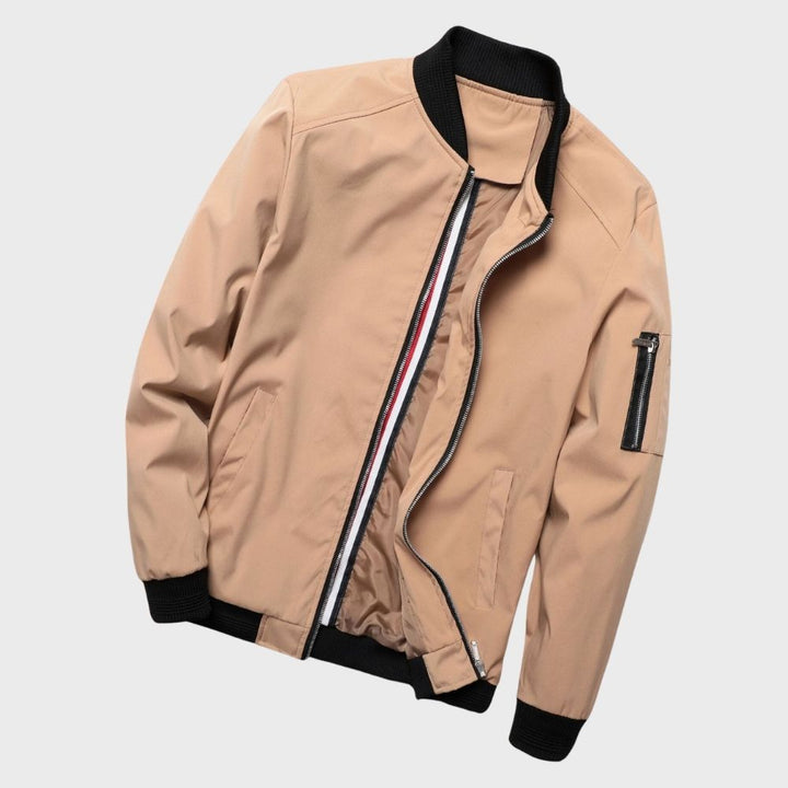 Giacca bomber uomo, elemento essenziale per la moda maschile versatile, elegante e sempre attuale.