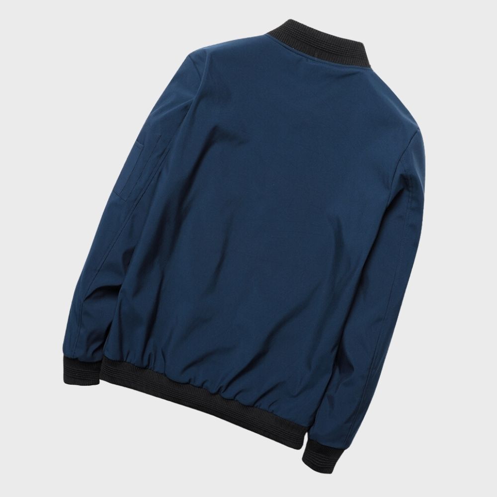 Giubbotto bomber uomo streetwear, stile moderno ed elegante per un look casual di moda maschile.
