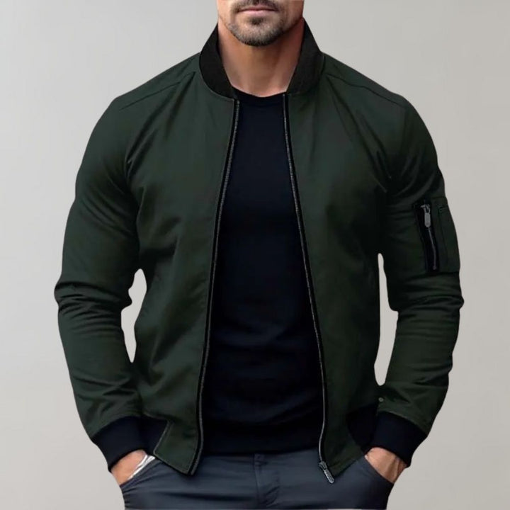 Giacca bomber uomo, espressione di stile versatile, elegante per ogni occasione della moda maschile.