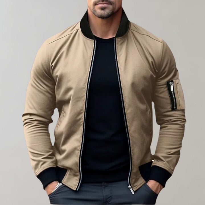 Giubbotto bomber uomo, un capospalla versatile che unisce comfort e stile nella moda maschile.