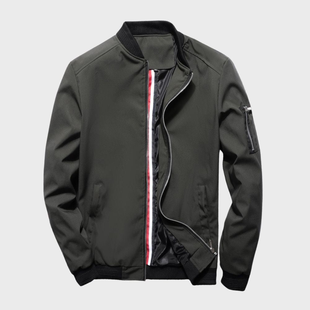 Giubbotto bomber uomo casual per il comfort quotidiano, un capospalla di moda maschile versatile.