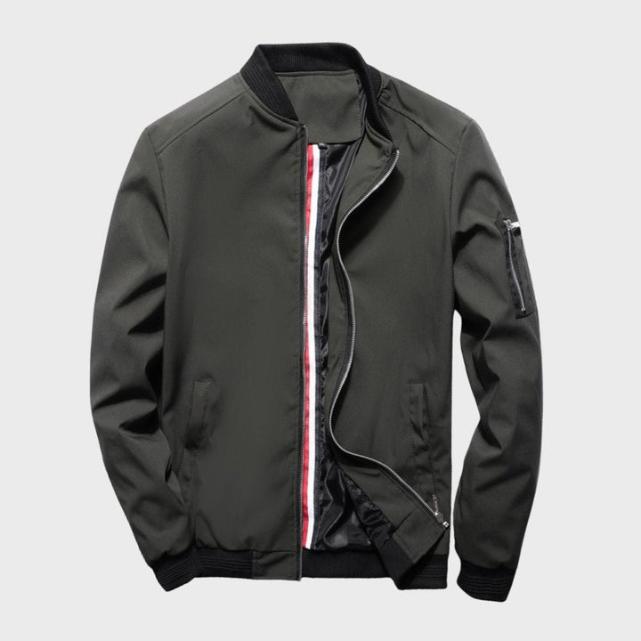 Giubbotto bomber uomo casual per il comfort quotidiano, un capospalla di moda maschile versatile.