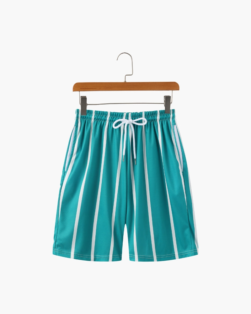 Moda mare uomo: pantaloncini a righe con coulisse, ideali per un look estivo chic in spiaggia o in piscina.