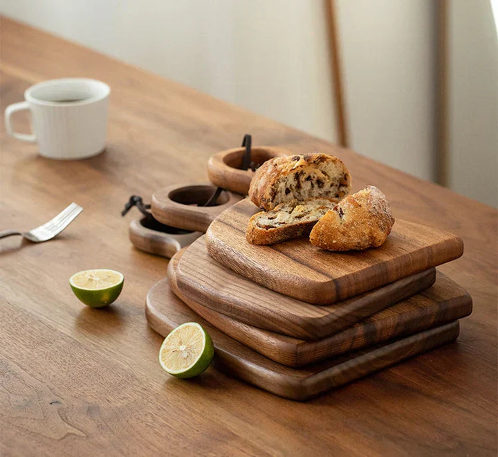Taglieri artigianali in legno di noce con venature naturali, set 2 pezzi per tagliare e presentare in cucina.
