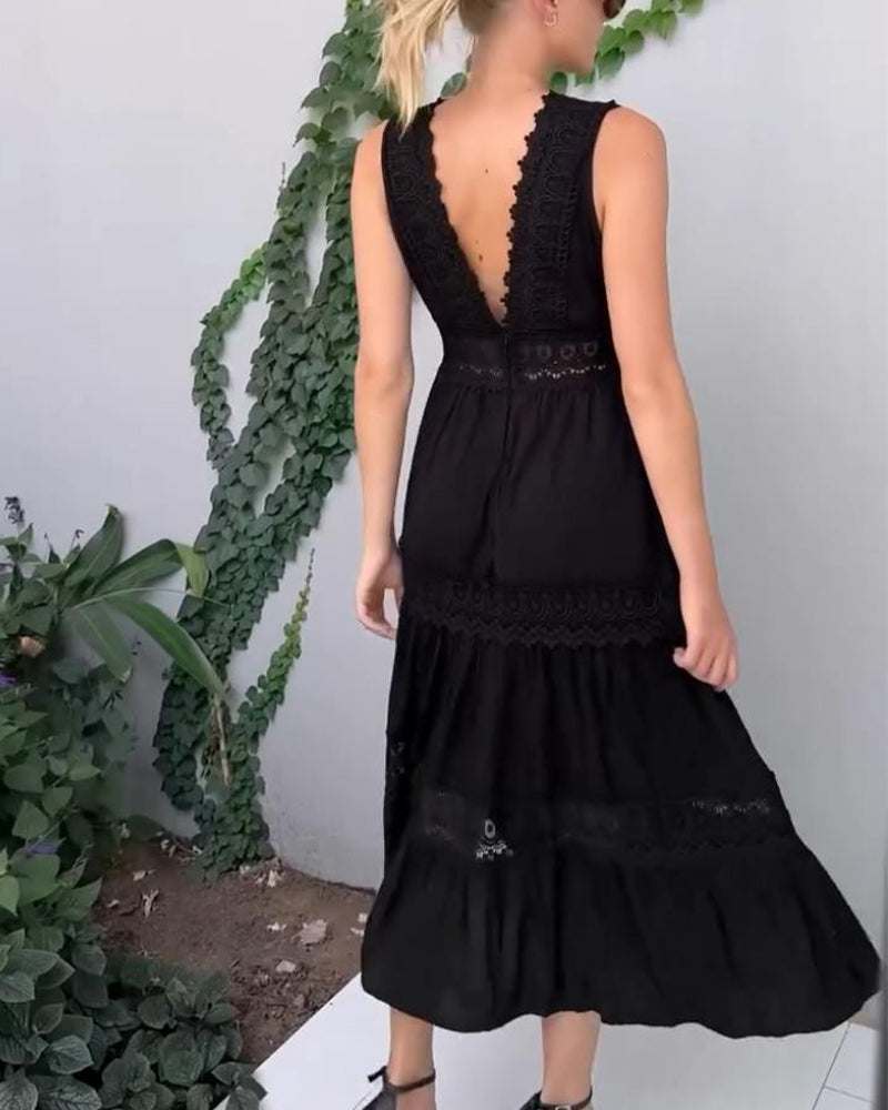 Abito da donna elegante in pizzo nero, taglio lungo e fluido, per un'estate chic.