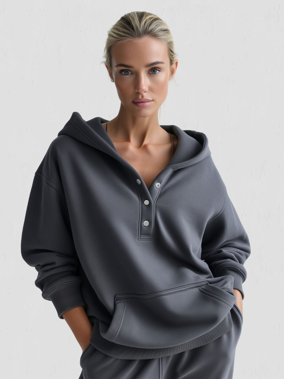 Felpa donna oversize con cappuccio e bottoni a pressione, perfetta per stile casual quotidiano e comfort autunnale.