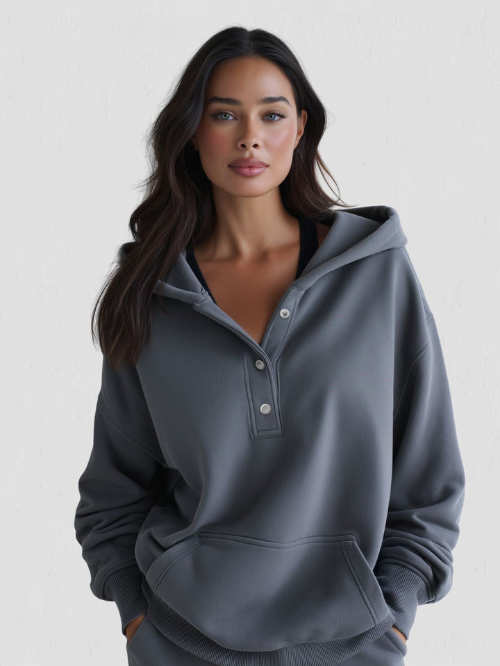 Dettaglio bottoni a pressione su felpa donna oversize con cappuccio, look moderno e confortevole, stile quotidiano.