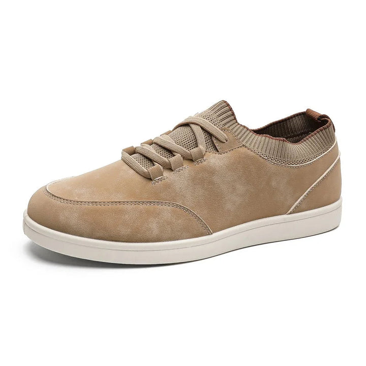 Sneaker uomo con lacci, design retrò e suola ammortizzata, ideale per moda maschile e comfort quotidiano in città.