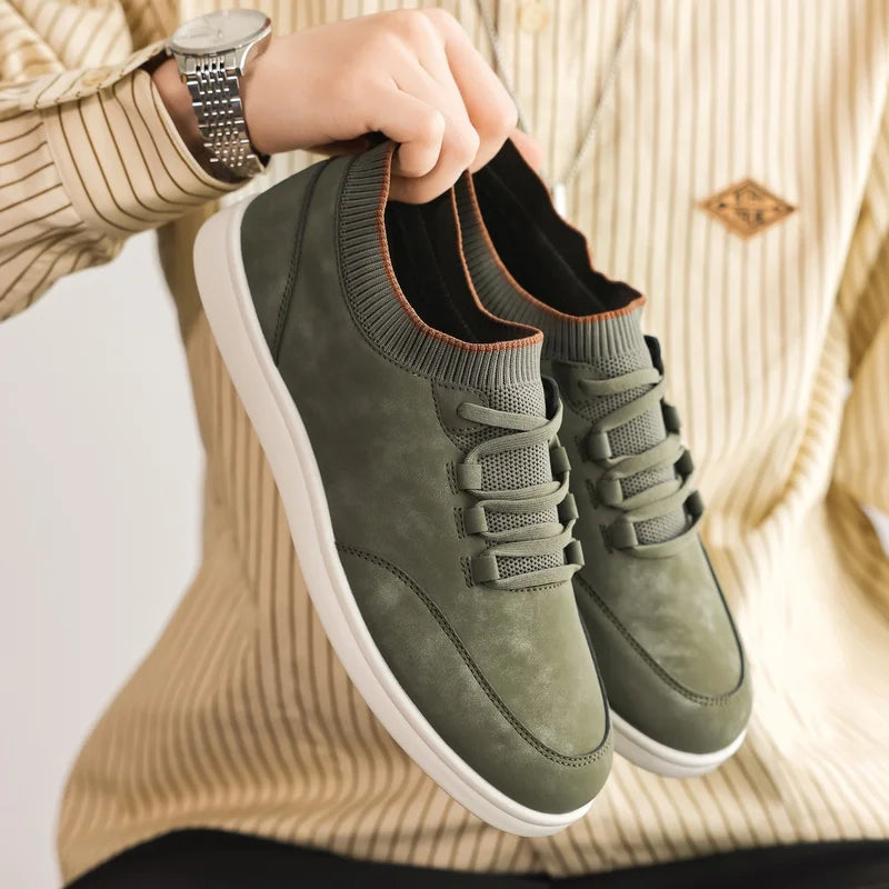 Primo piano colletto morbido e avvolgente della sneaker uomo vintage, sinonimo di comfort e stile casual.
