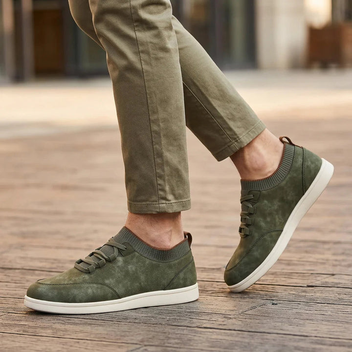 Dettaglio texture sneaker uomo, evidenzia materiale resistente e stile vintage per look urbano e calzature moda.
