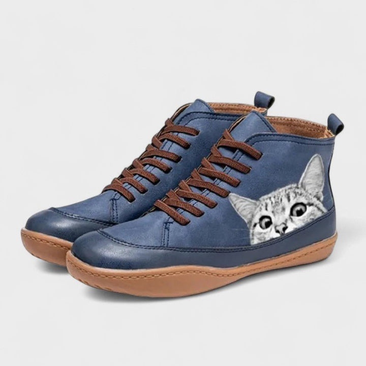Dettaglio ravvicinato delle sneakers donna alte, mostrando l'esclusiva stampa gatto.