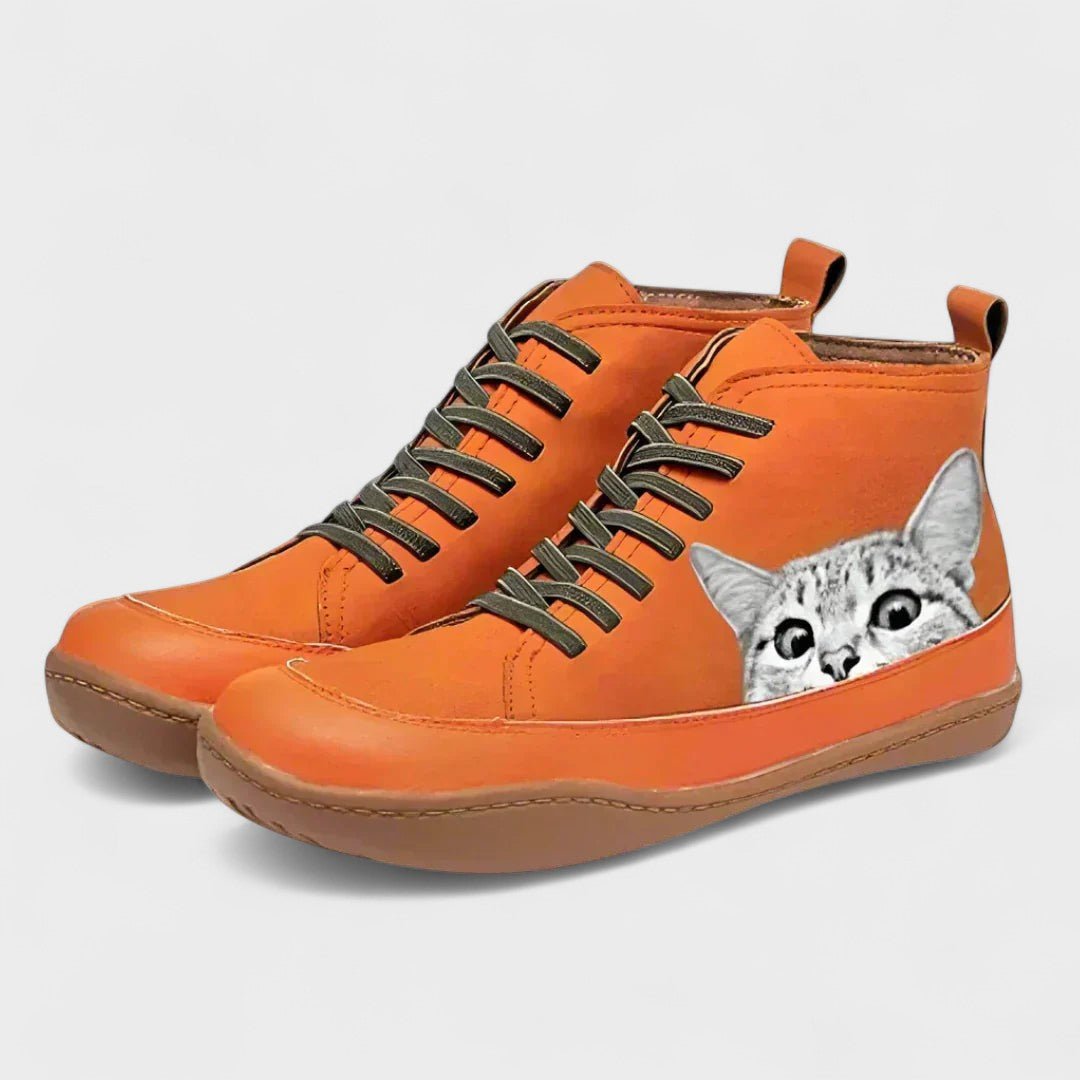 Sneakers donna alte con vivace stampa gatto, perfette per stile casual e comfort quotidiano.