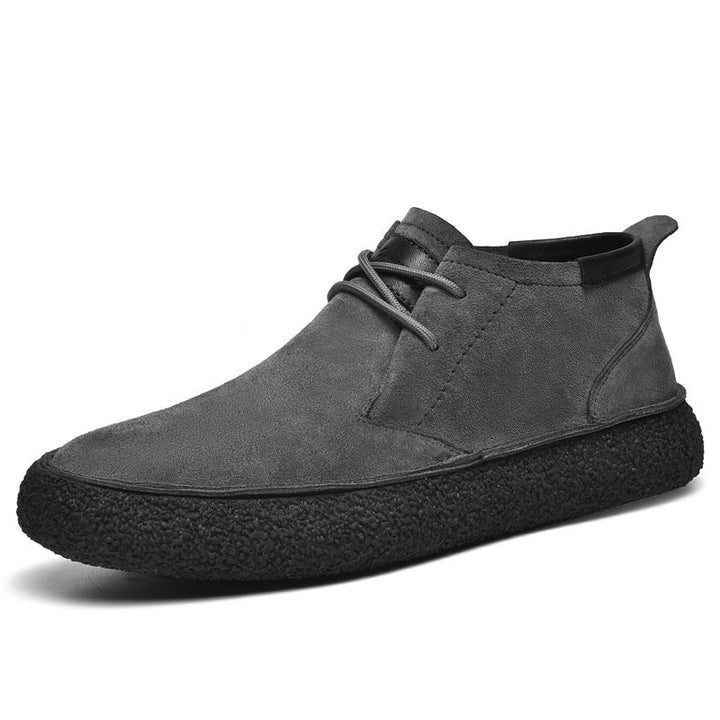 Calzature uomo casual: sneakers con allacciatura frontale e suola flessibile per un comfort superiore quotidiano.