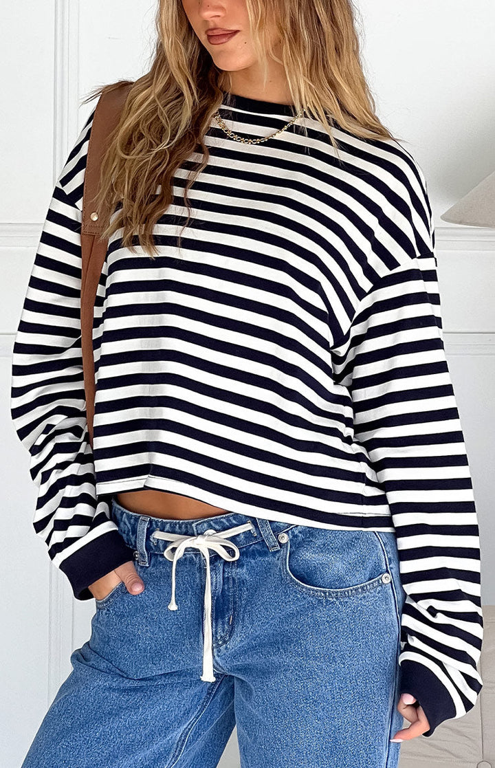 Elegante maglia a righe blu navy e bianche per donna, maniche lunghe, taglio ampio per un look comodo e alla moda.
