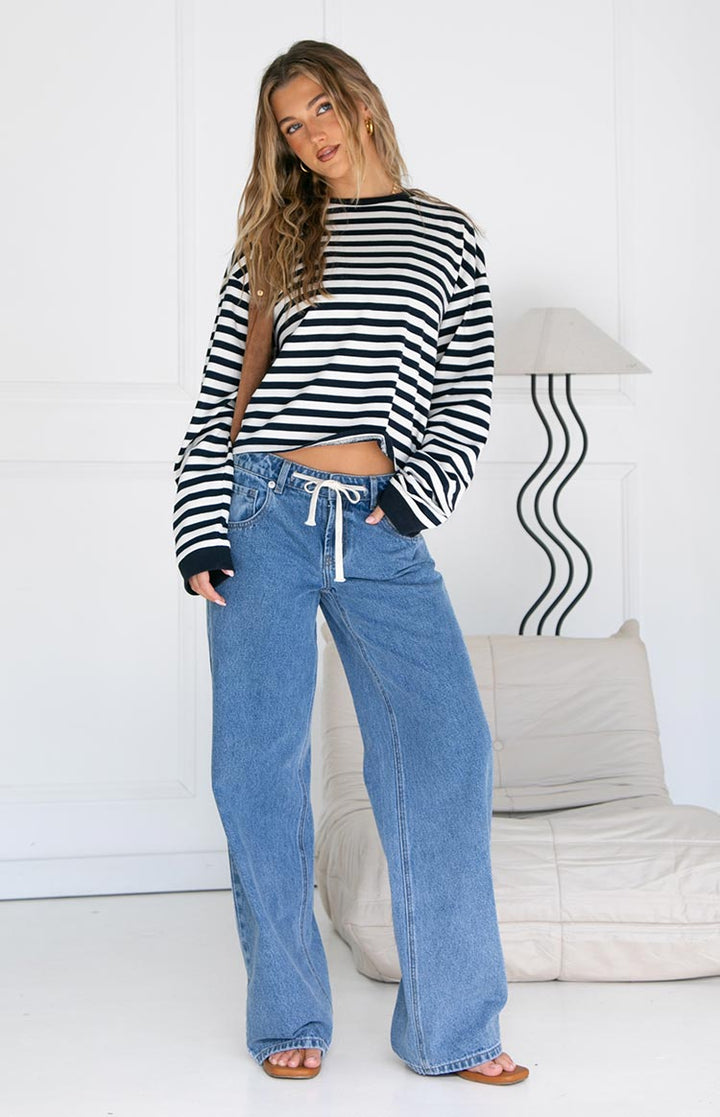 Maglia essenziale a maniche lunghe da donna, righe blu navy, vestibilità ampia. Stile classico per un look versatile.