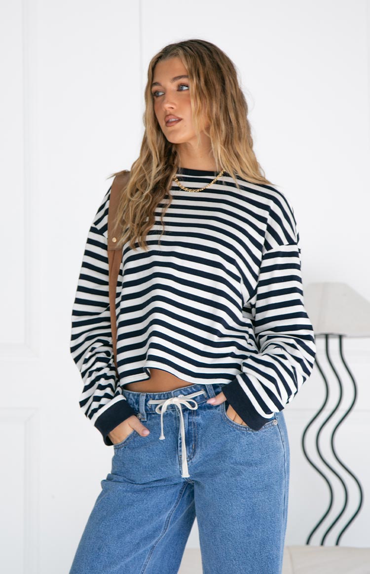 Maglia donna a maniche lunghe blu navy a righe, vestibilità ampia per massimo comfort e stile casual.
