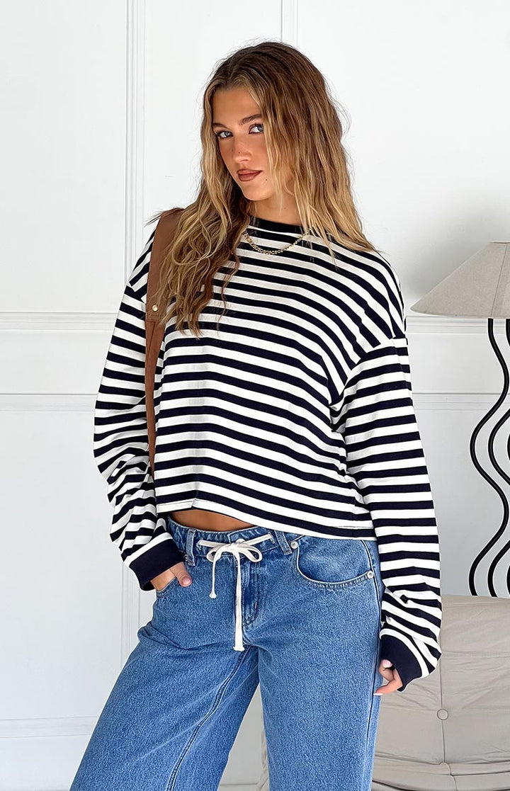 Maglia a righe blu navy e bianche da donna, maniche lunghe, vestibilità ampia. Essenziale per il guardaroba casual.