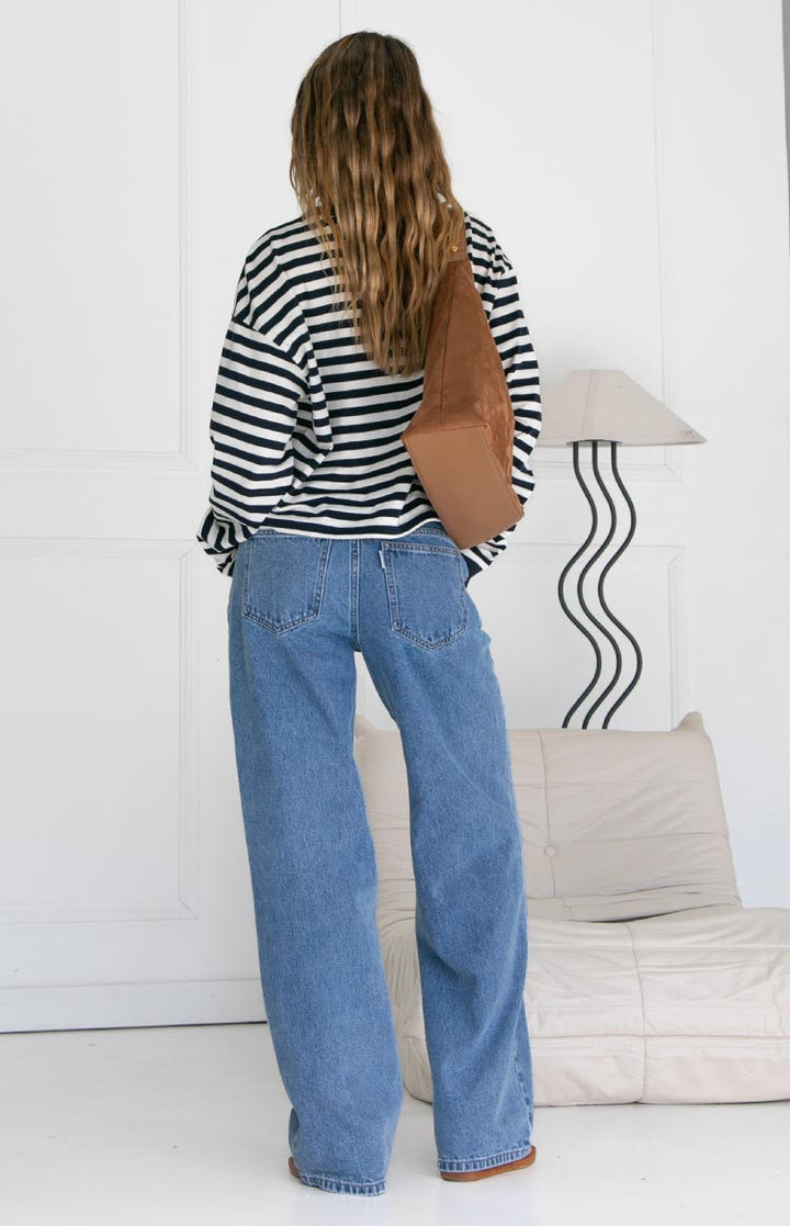Maglia classica blu navy a righe, maniche lunghe da donna, taglio ampio. Un capo comodo e versatile per il daily.