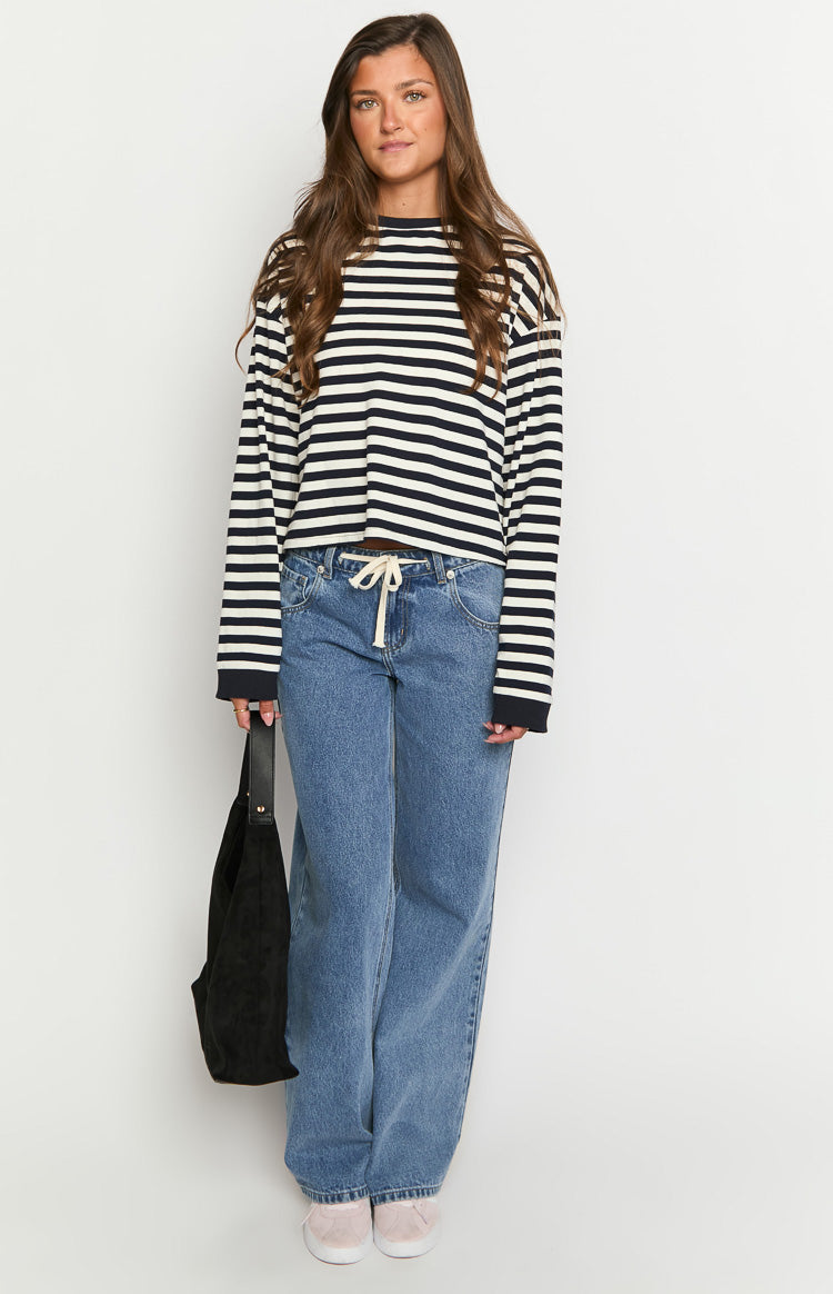 Morbida maglia a maniche lunghe da donna, righe orizzontali blu navy, taglio ampio per un comfort quotidiano.