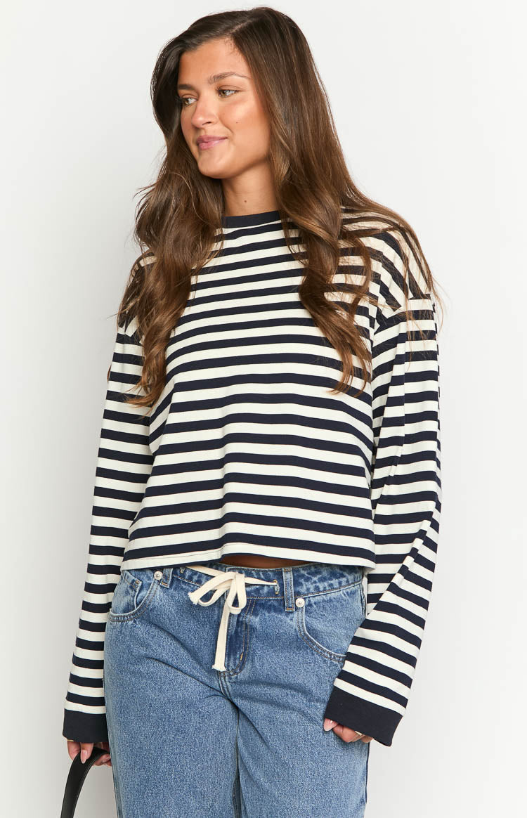 Maglia donna classica a maniche lunghe, blu navy a righe, vestibilità ampia. Ideale per abbigliamento casual o chic.
