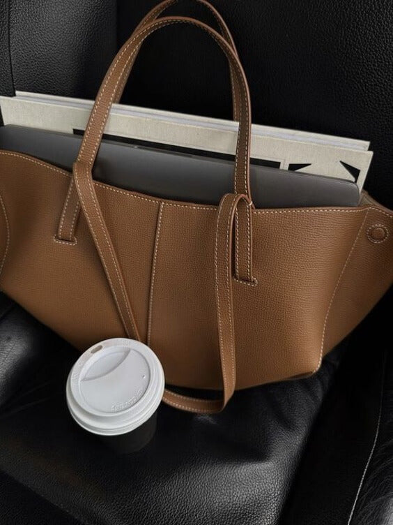 Moda donna: borsa tote capiente in vera pelle vintage, ideale per trasportare tutti gli essenziali.