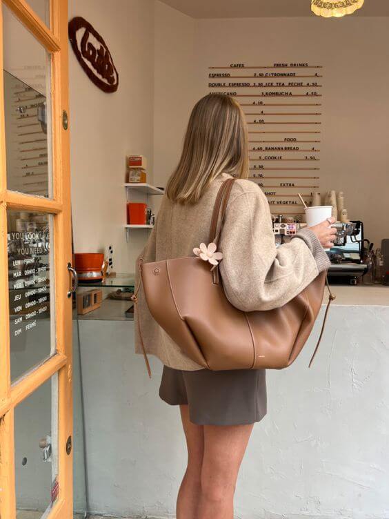 Accessorio moda: borsa tote in pelle vintage, resistente e chic, perfetta per un look sofisticato.