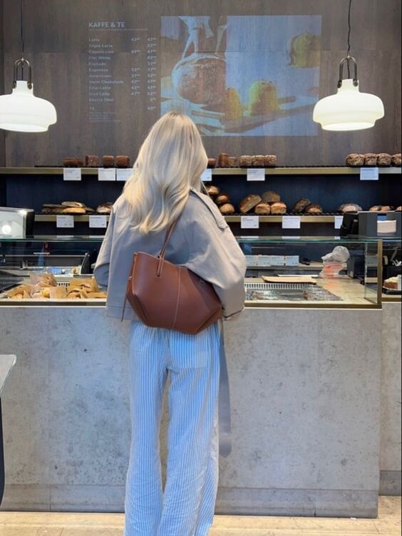 Borsa a tracolla e a mano in pelle vintage, un accessorio versatile e senza tempo per la donna.