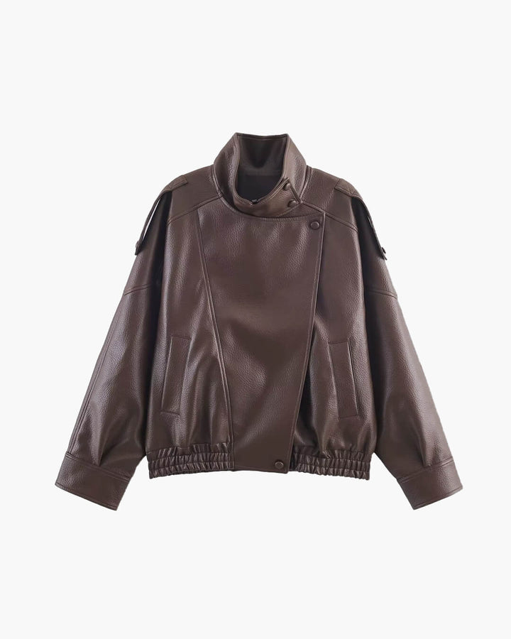 Giacca donna in pelle nera stile biker, taglio aderente, ideale per moda urbana e outfit rock invernali. Zip metallo.