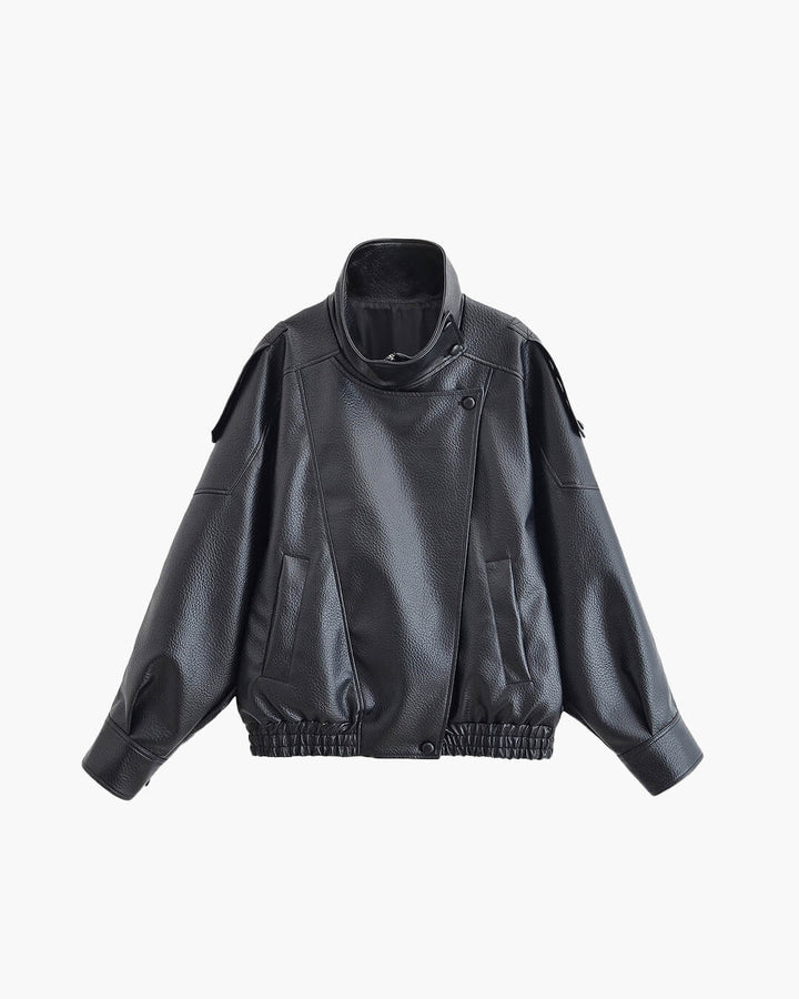 Giacca biker donna aderente in pelle nera con zip, perfetta per l'inverno e lo stile urbano. Outfit rock femminile.