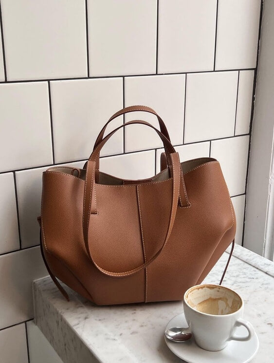 Profilo della borsa tote da donna in pelle vintage, che evidenzia la sua forma e capienza.