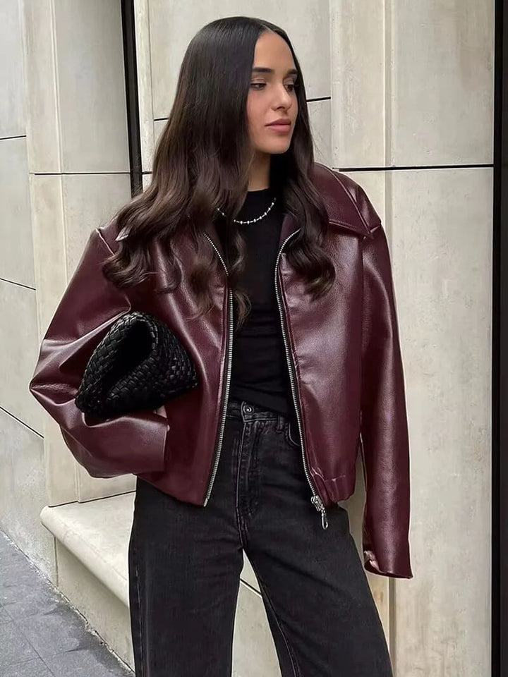 Moderna giacca in pelle da donna, colore nero, design chic. Ideale per abbigliamento casual o serate eleganti.