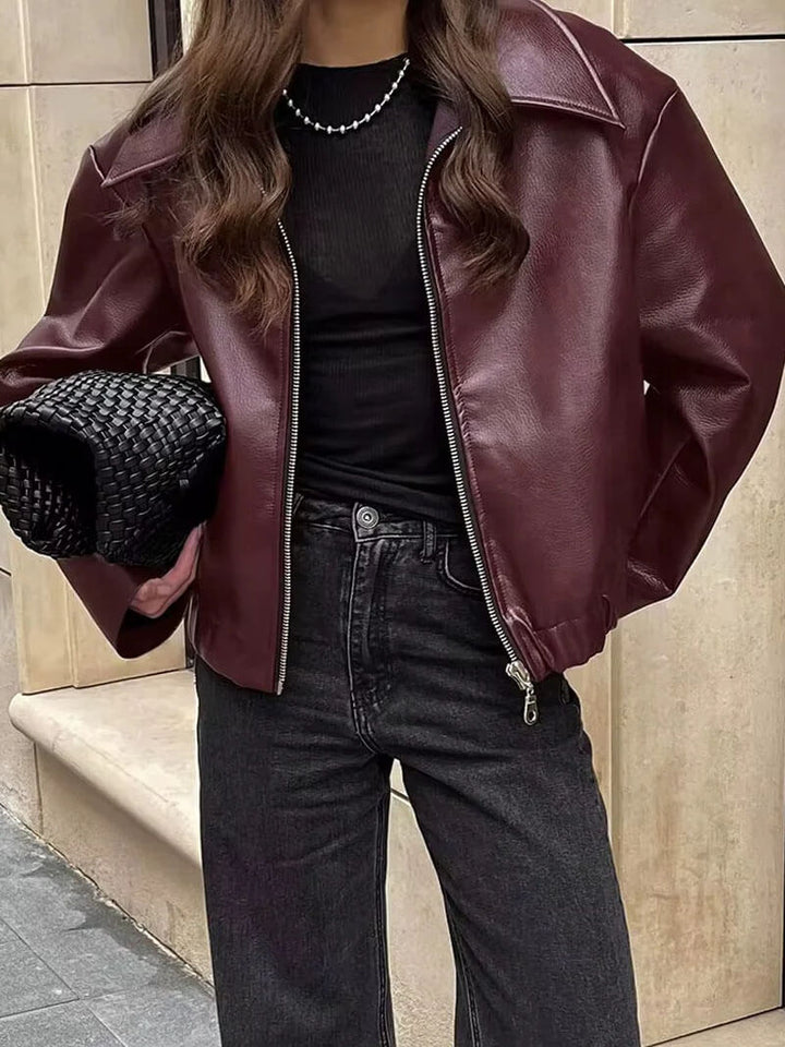 Giacca donna in pelle, taglio dritto, look primaverile/autunnale. Must-have per un outerwear versatile e alla moda.