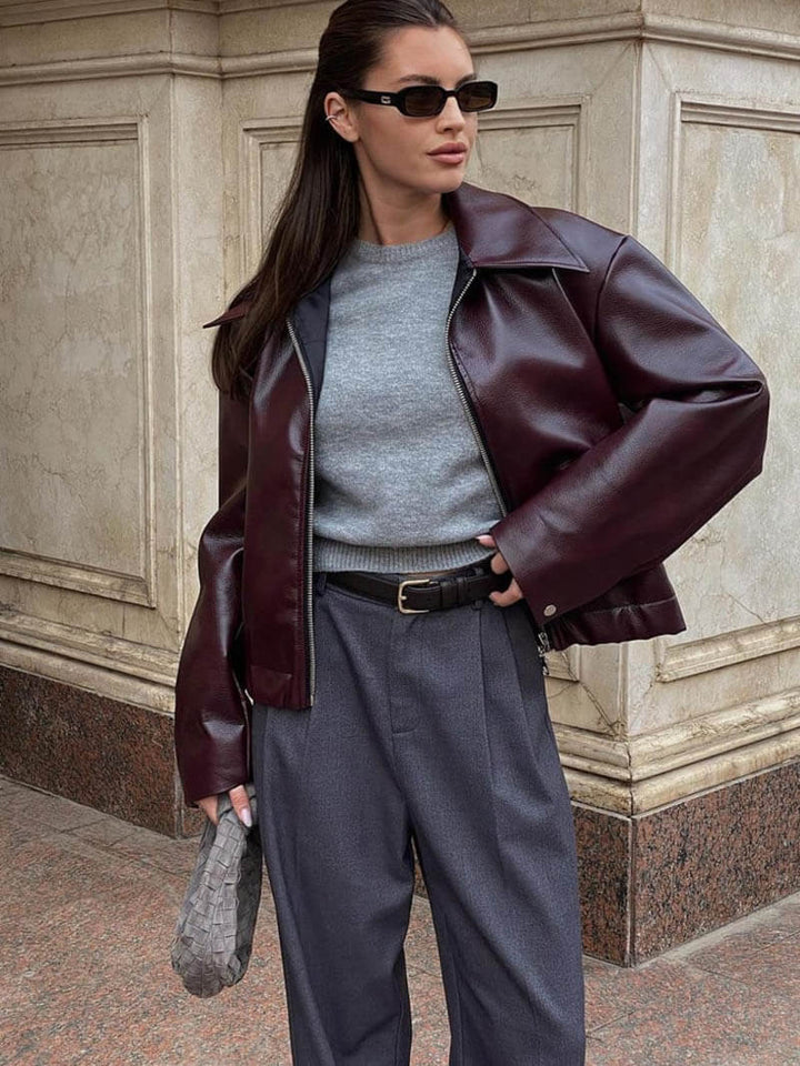 Dettaglio della giacca in pelle da donna, zip frontale e colletto classico. Abbigliamento elegante e moderno.