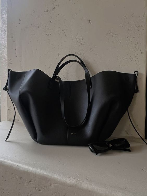 Manici e tracolla regolabile della borsa tote in pelle vintage, per massima versatilità e comfort.