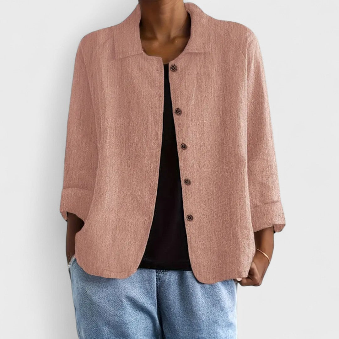 Dettaglio: bottoni frontali su top donna a maniche lunghe, stile casual chic e confortevole.