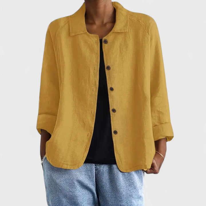 Tessuto morbido del top donna a maniche lunghe con bottoni, ideale per comfort e stile estivo.