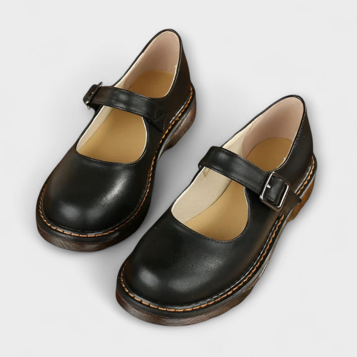 Scarpe donna chiuse in pelle marrone con cinturino, design vintage elegante. Offrono massimo comfort e stile.