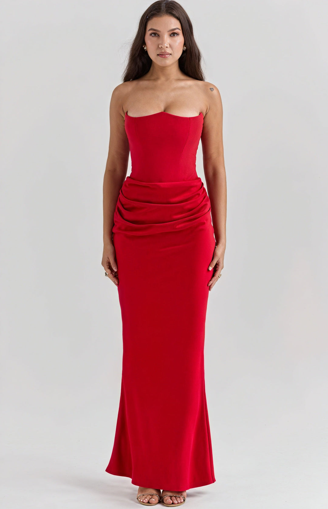 Vestito elegante donna rosso a manica lunga con drappeggio, per moda autunnale e abbigliamento femminile chic.