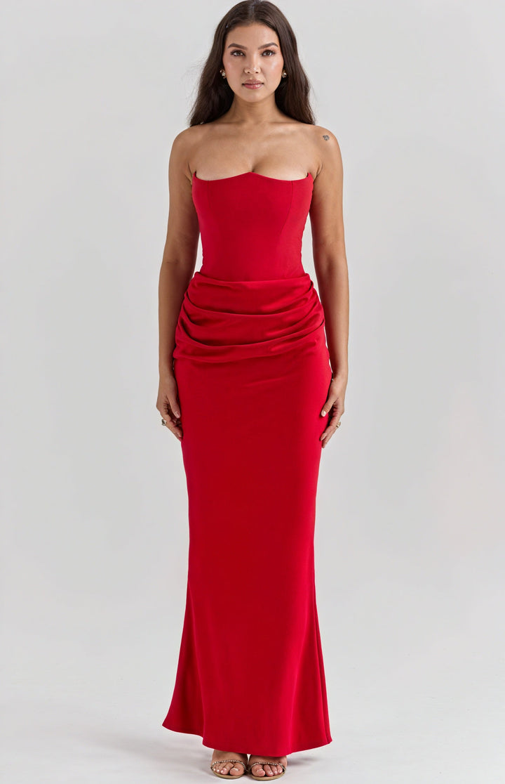 Vestito elegante donna rosso a manica lunga con drappeggio, per moda autunnale e abbigliamento femminile chic.