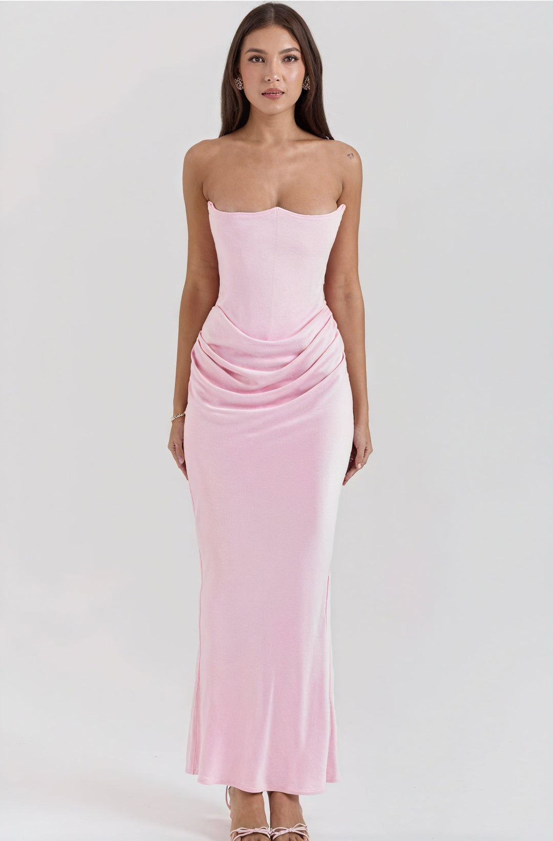 Abito cerimonia rosa con manica lunga e raffinato drappeggio in vita, un look sera elegante e moderno.