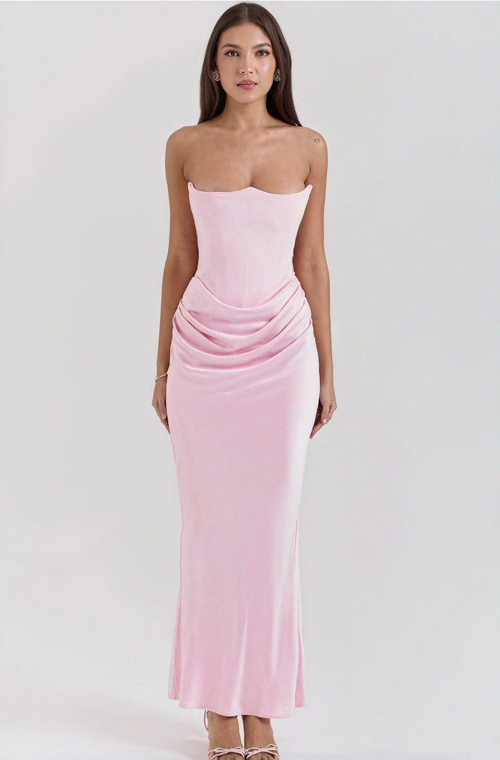 Abito cerimonia rosa con manica lunga e raffinato drappeggio in vita, un look sera elegante e moderno.