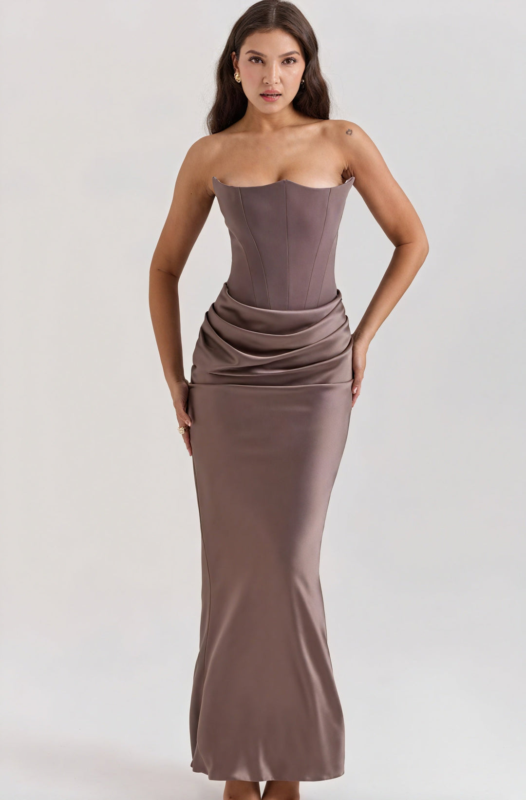 Vestito donna chic bianco, manica lunga, drappeggio vita. Ideale per eventi e serate eleganti, look formale.