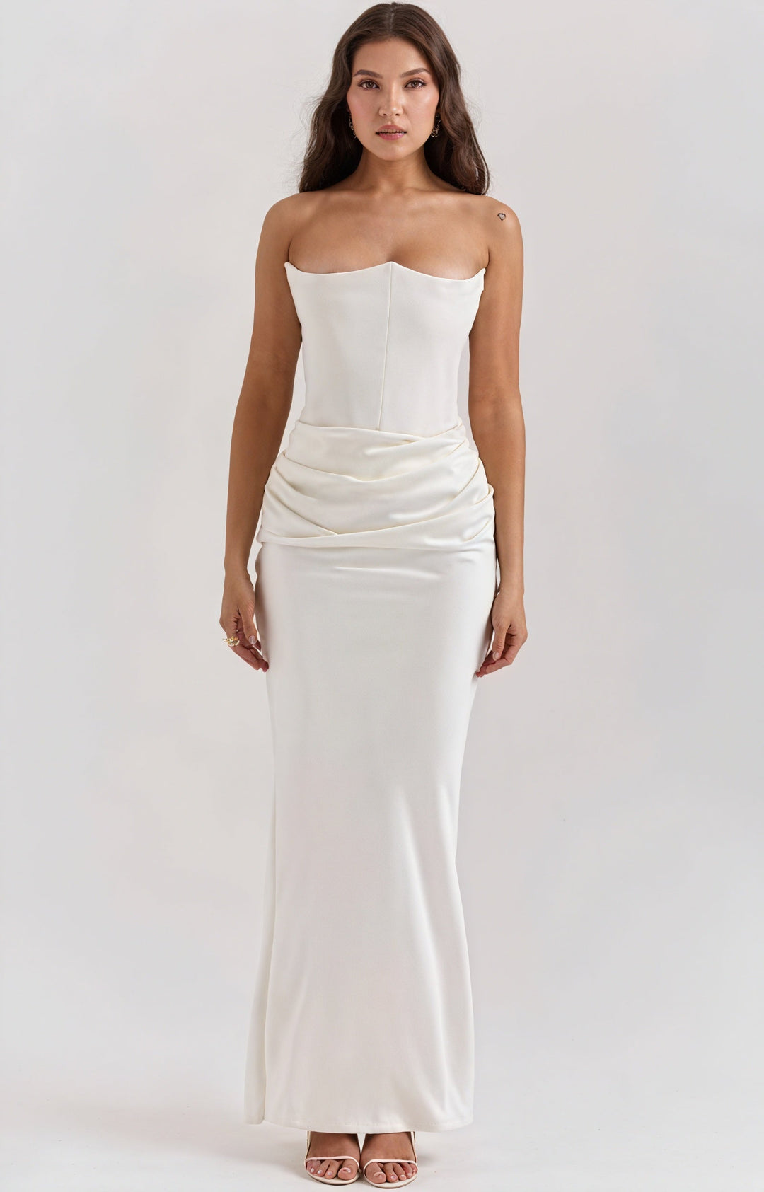 Abito donna elegante marrone, manica lunga, drappeggio in vita. Perfetto per cerimonie e look autunnali.