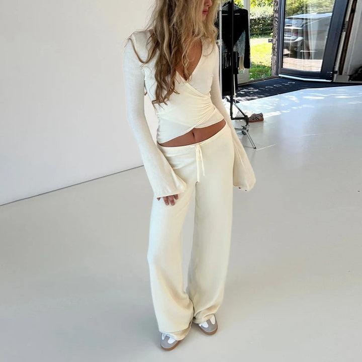 Set loungewear donna chic, con top a scollo a V e pantaloni a vita elastica. Ideale per comfort e moda relax.