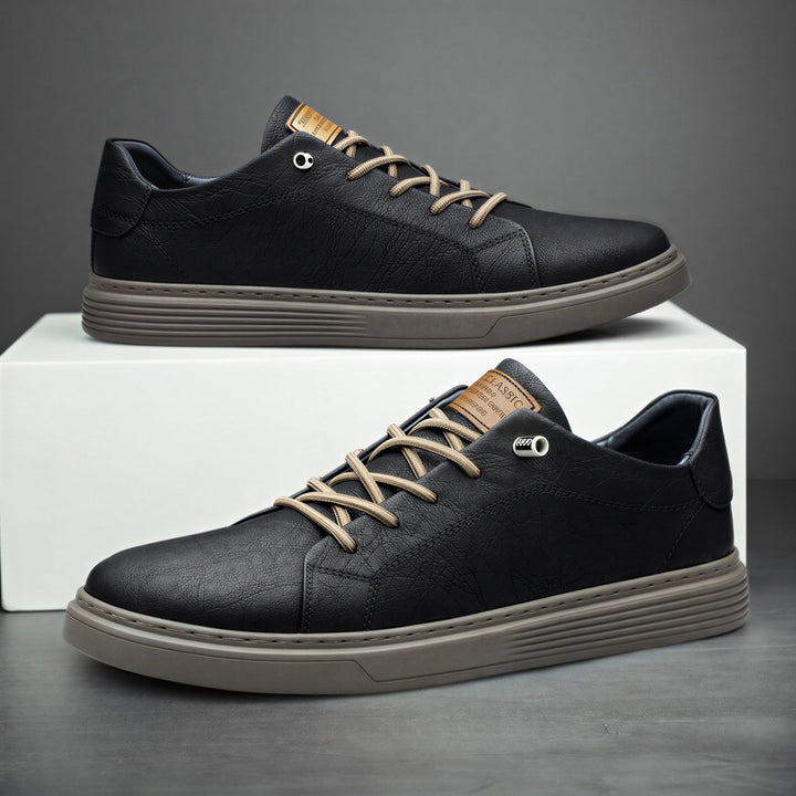 Sneakers basse casual uomo nere, stringate, suola gomma. Ideali per comfort quotidiano e stile versatile maschile.