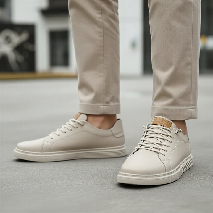 Sneakers basse uomo bianche, allacciate. Profilo laterale. Scarpe casual con suola gomma per comfort e stile maschile.