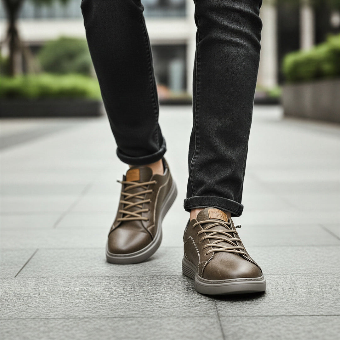 Sneakers basse casual uomo allacciate in uso. Scarpe comode con suola gomma, ideali per stile versatile e comfort quotidiano.