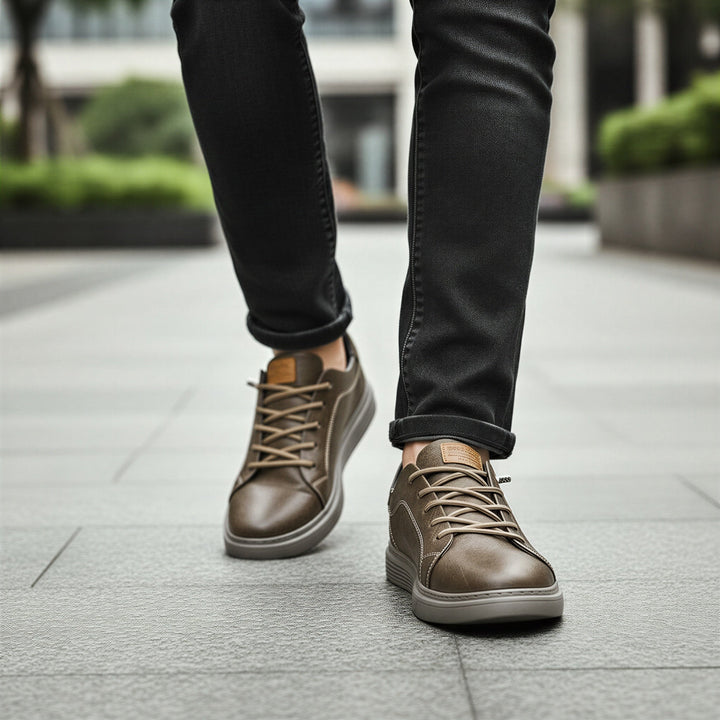 Sneakers basse casual uomo allacciate in uso. Scarpe comode con suola gomma, ideali per stile versatile e comfort quotidiano.