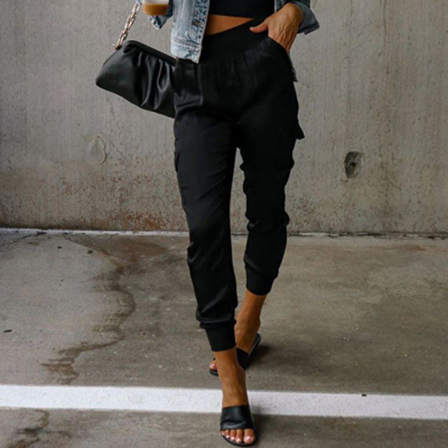 Pantaloni cargo da donna a vita alta per un look casual chic. Stile moderno e confortevole per moda femminile.