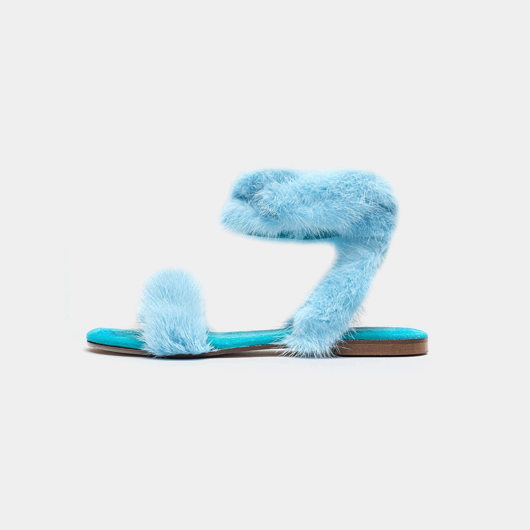 Dettaglio sandali donna azzurri con laccetti sottili e finitura elegante, scarpe estive comode e di tendenza.
